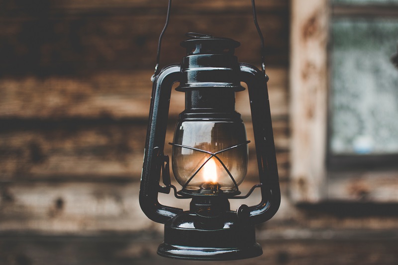 Podświetl wnętrze mieszkania lampą oliwna.