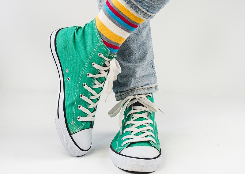 Śmieszne kolorowe skarpetki – zakręcony trend