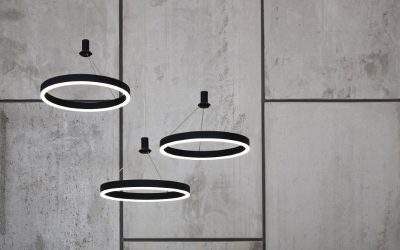 Nowoczesne lampy sufitowe jako element dekoracyjny w sypialni.