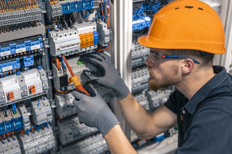 Jakie certyfikaty i uprawnienia są niezbędne w przypadku usług elektrycznych